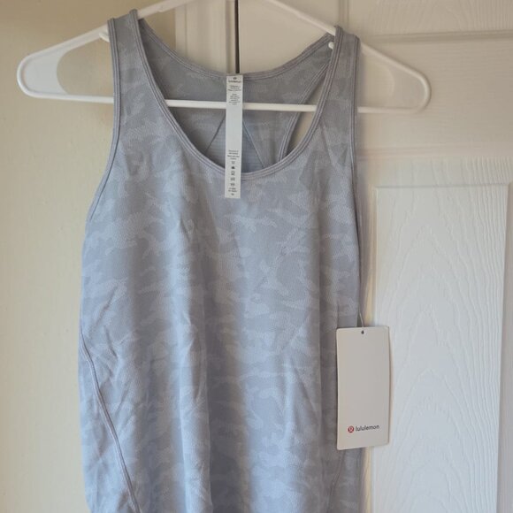 Lululemon NWT Essential Tank Size 2 Pleasted Grey $60 - Picture 2 of 6